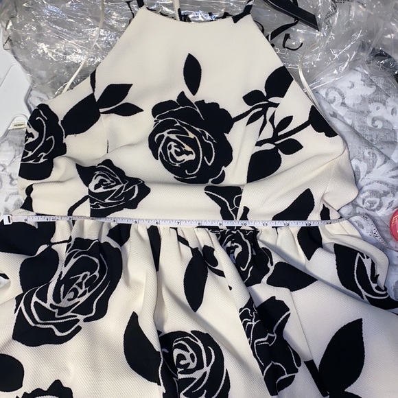 ROMEO + JULIET 🖤🤍ROSES🤍🖤DRESS - Picture 4 of 12